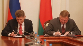 Олег Кожемяко и Андрей Кобяков во время подписания документов по итогам встречи