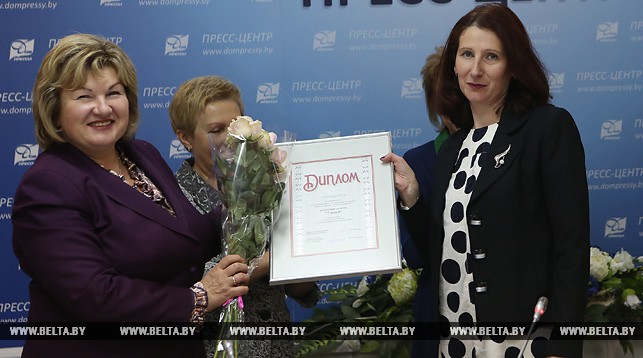Министр информации Лилия Ананич
вручает диплом главному редактору газеты «7 дней» Наталье
Филипповской