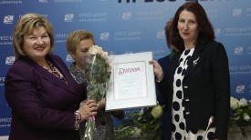 Министр информации Лилия Ананич вручает диплом главному редактору газеты «7 дней» Наталье Филипповской