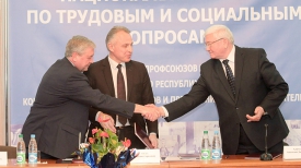 Владимир Семашко, Михаил Орда и Анатолий Харлап во время подписания генерального соглашения