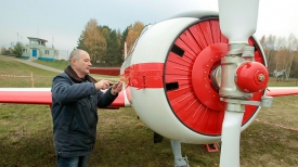 Дмитрий Ходиков проводит технический осмотр самолета