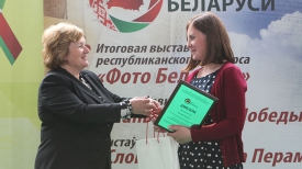 Лилия Ананич вручает награду Наталье Абложей