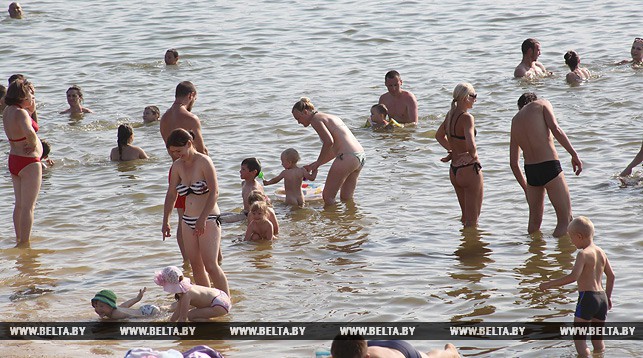 Гомельчане спасаются от жары на Роповском пляже