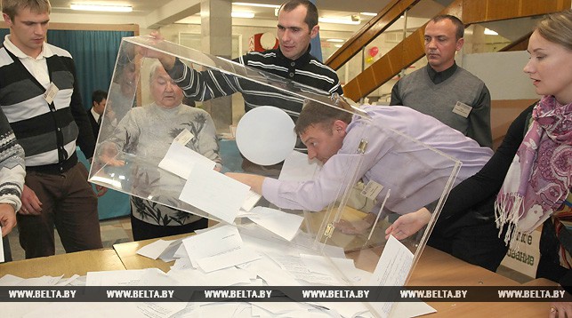 Подсчет голосов на участке для голосования № 37 в Витебске