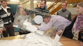 Подсчет голосов на участке для голосования № 37 в Витебске