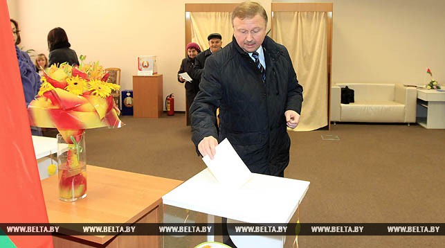 Андрей Кобяков на участке голосования.