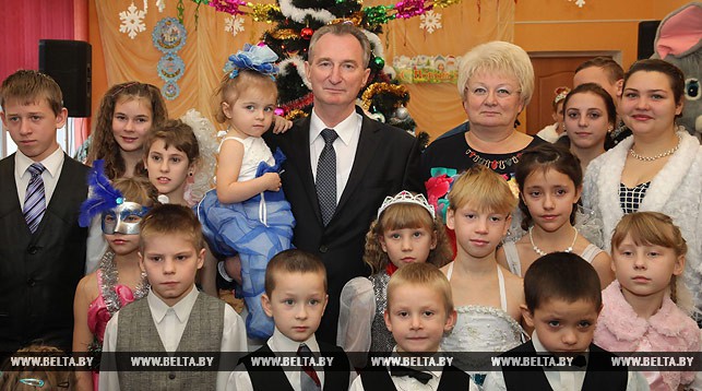 Александр Косинец с воспитанниками Социально-педагогического центра Оршанского района