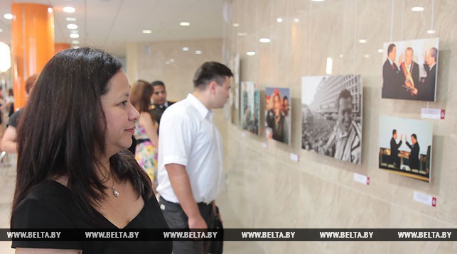 Временный поверенный в делах Венесуэлы Мария Антония Кабеса во время открытия выставки