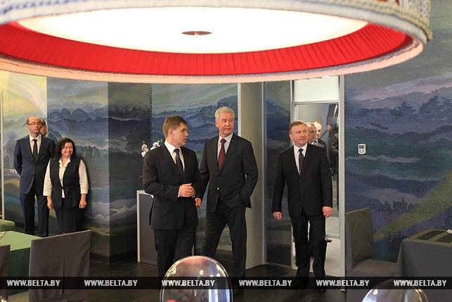 Во время осмотра Делового и культурного центра посольства Беларуси в России.