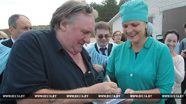 Жерар Депардье дает автограф работнице сельскохозяйственного предприятия "Озерицкий-Агро"