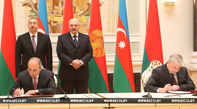 Заместитель премьер-министра Беларуси Владимир Семашко и первый заместитель премьер-министра Азербайджана Ягуб Эюбов подписывают договор о социально-экономическом сотрудничестве между Беларусью и Азербайджаном до 2025 года
