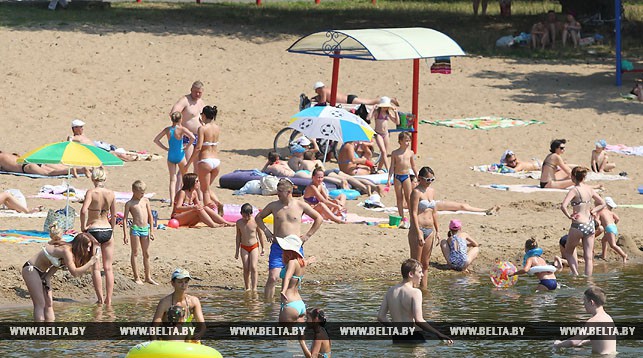 Гродненцы спасаются от жары в водах Юбилейного озера.