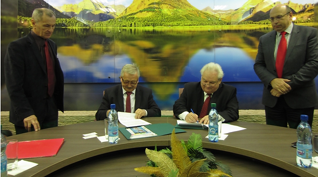 Аркадий Саликов и Станислав Князев во время подписания договора о сотрудничестве
