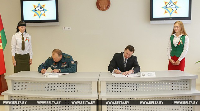 Владимир Ващенко и Андрей Беляков во время подписания соглашения