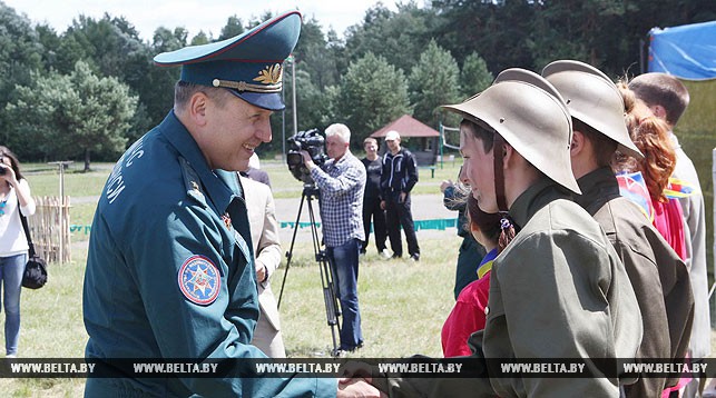 Владимир Ващенко во время посещения полевого лагеря слета юных спасателей