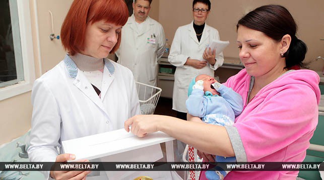 Молодые мамы голосуют на закрытом участке в могилевском роддоме. Светлана Трубинская во время голосования.