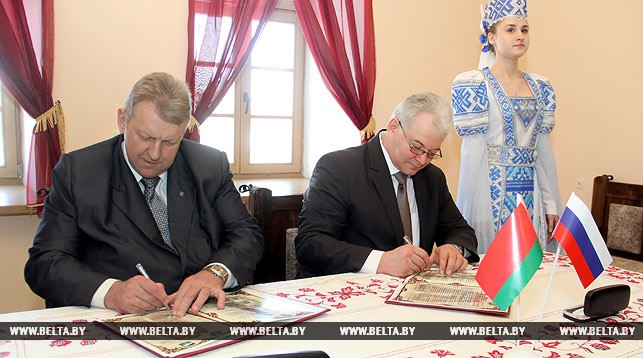 Николай Лисовский и Юрий Данилов во время подписания меморандума
