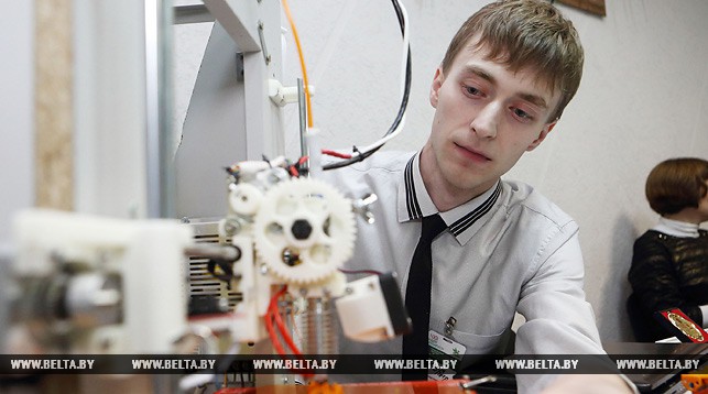 Врач Лидской районной больницы Петр Кизик презентует проект по производству и обслуживанию 3D-принтеров в Республике Беларусь