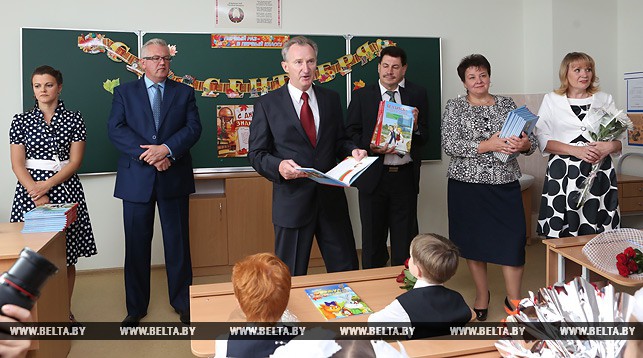 Глава Администрации Президента Беларуси Александр Косинец на церемонии открытия средней школы №32