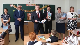 Глава Администрации Президента Беларуси Александр Косинец на церемонии открытия средней школы №32
