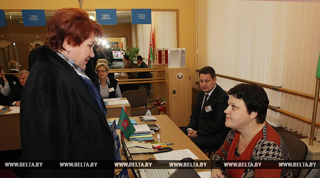Наблюдатель от СНГ Елена Перминова на избирательном участке