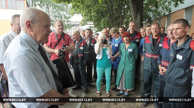 Леонид Анфимов беседует с представителями трудового коллектива