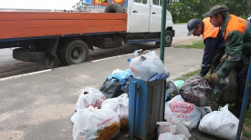 Несанкционированную свалку на остановке общественного транспорта убирают рабочие Минскоблдорстроя в Дзержинском районе