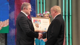 Семен Шапиро вручает награду главному агроному СПК &quot;Нарочанские зори&quot; Виктору Драчиловскому