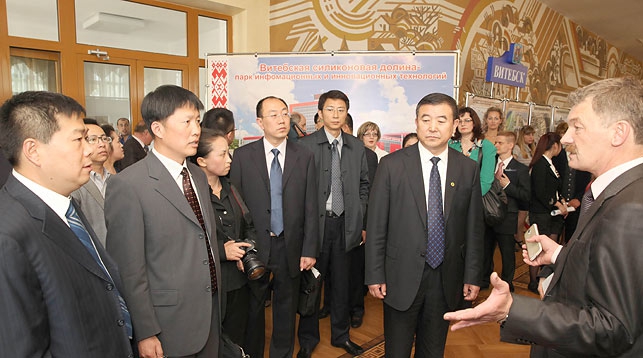 Константин Черный (крайний справа) во время встречи с членами деловых кругов провинции Хэйлунцзян