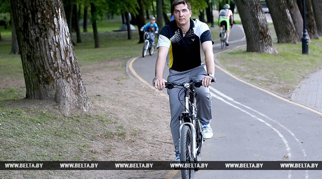 Сергей Черников катается на велосипеде в парке им. М. Горького