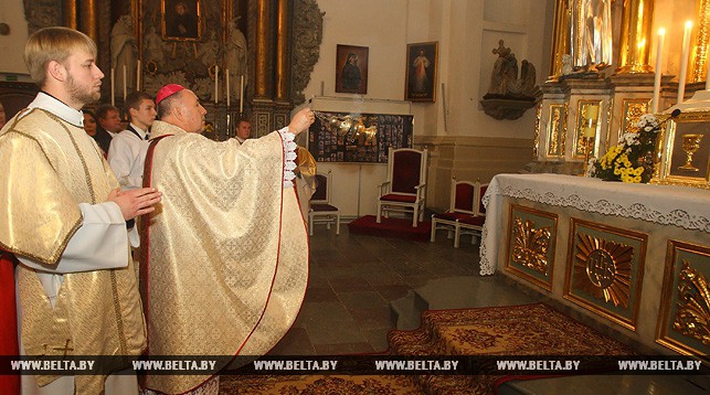 Еепископ Гродненской католической епархии Александр Кашкевич освящает алтарь
