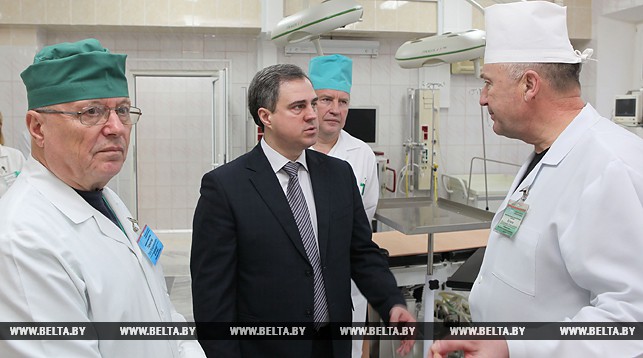 Владимир Привалов во время посещения отреконструированного хирургического блока Гомельской областной клинической больницы