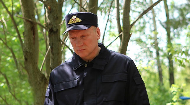 Валентин Шаев на месте одного из захоронений. Фото Следственного комитета