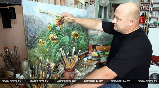Гомельский художник Александр Гайлевич в своей творческой мастерской