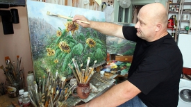 Гомельский художник Александр Гайлевич в своей творческой мастерской