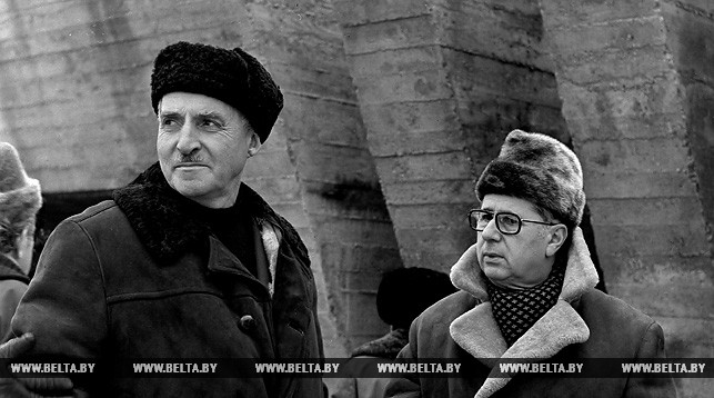 Февраль 1975 года. Писатели К.Симонов и А.Чаковский во время осмотра мемориального комплекса "Хатынь"