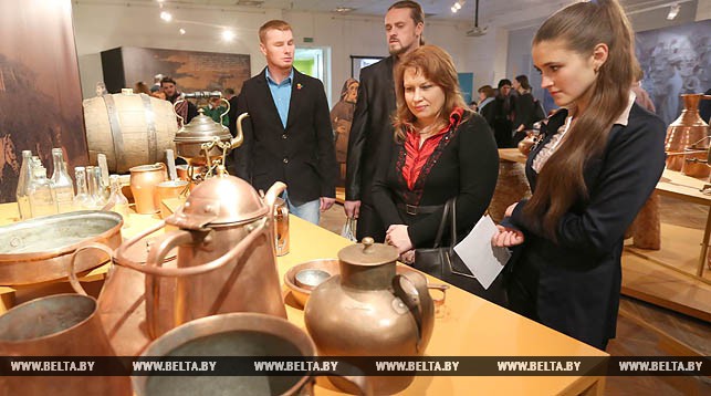 На выставке "Торговля Беларуси на весах истории"