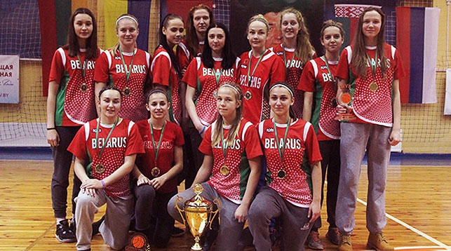 Кадетская сборная Беларуси (U-16) с Кубком. Фото Белорусской федерации баскетбола
