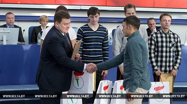 Дмитрий Лукашенко вручает свидетельство Руслану Сазановцу (гребля на байдарках и каноэ)