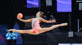 Мелитина Станюта выступает в упражнении с мячом