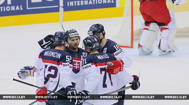 Словацкие хоккеисты празднуют очередную заброшенную шайбу