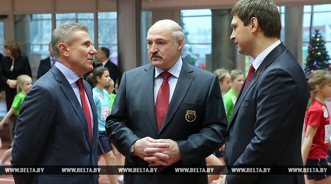 (слева направо) президент НОК Украины Сергей Бубка, Александр Лукашенко, председатель Белорусской федерации легкой атлетики Вадим Девятовский