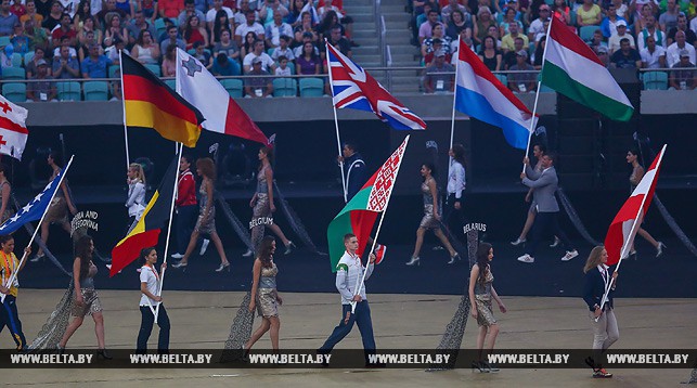 Флаг Беларуси несет серебряный призер Европейских игр по плаванию Никита Цмыг
