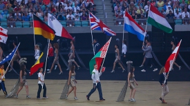 Флаг Беларуси несет серебряный призер Европейских игр по плаванию Никита Цмыг