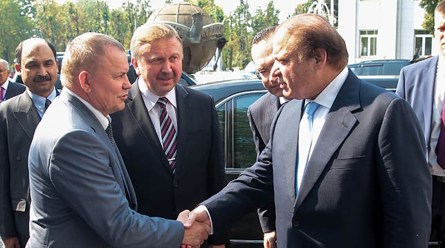 Генеральный директор МТЗ Федор Домотенко, премьер-министр Беларуси Андрей Кобяков и премьер-министр Пакистана Наваз Шариф.