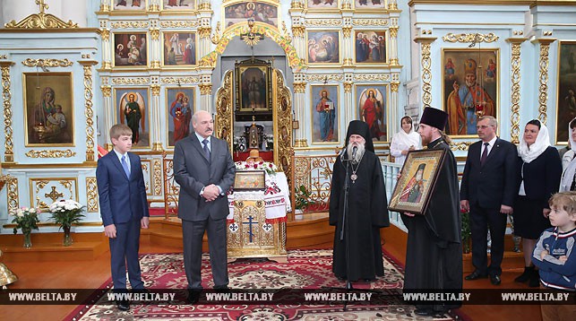 Александр Лукашенко посетил Спасо-Преображенский храм в Шклове