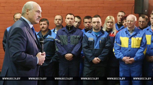 Александр Лукашенко во время встречи с коллективом