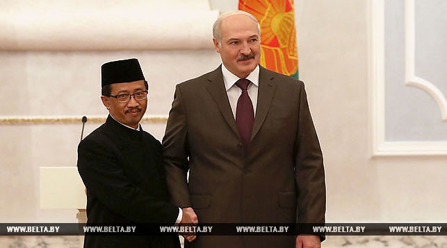 Чрезвычайный и Полномочный Посол Индонезии в Беларуси Мохамад Вахид Суприядии и Президент Беларуси Александр Лукашенко