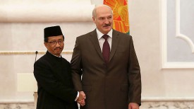 Чрезвычайный и Полномочный Посол Индонезии в Беларуси Мохамад Вахид Суприядии и Президент Беларуси Александр Лукашенко