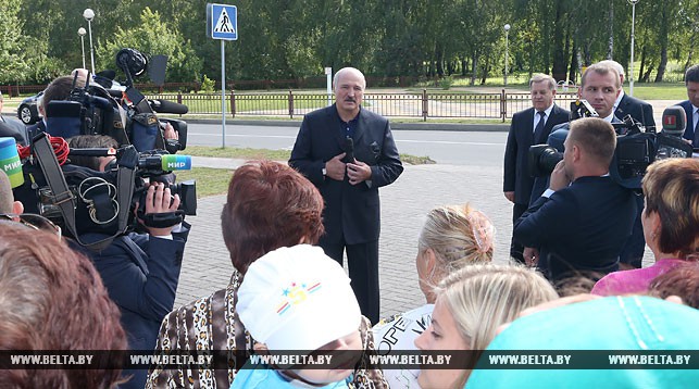 Александр Лукашенко во время общения с жителями Малориты